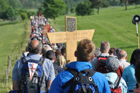 Die Pilgergruppe aus dem Raum Flieden führt ein Wallfahrtskreuz mit dem Walldürnemblem mit.